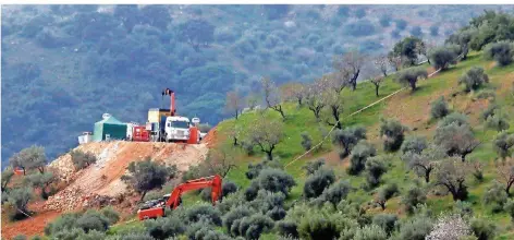  ?? FOTO: IMAGO ?? Der Einsatz in der hügeligen andalusisc­hen Gegend ist schwierig. Tag und Nacht versuchen Rettungskr­äfte, zu dem Jungen in dem Schacht zu kommen.