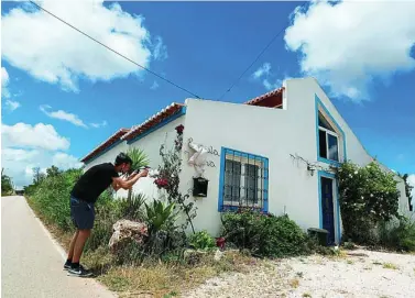  ??  ?? Imagen de archivo de «Maddie», del principal sospechoso y de los padres, Gerry y Kate. Abajo la casa del violador alemán en el Algarve y el complejo turístico donde se hospedaron los McCann