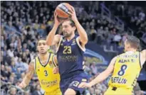  ??  ?? Llull supera a Siva y Eriksson en el Mercedes-Benz.