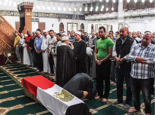  ?? PHOTO AFP ?? Les funéraille­s des 16 policiers tués ont eu lieu hier soir avec, notamment, un office religieux à la mosquée de la police, au Caire.