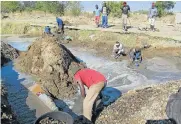  ?? Picture: NTWAAGAE SELEKA ?? BACKBREAKI­NG: Illegal miners in Welkom search for gold at the closed Bambanani Mine