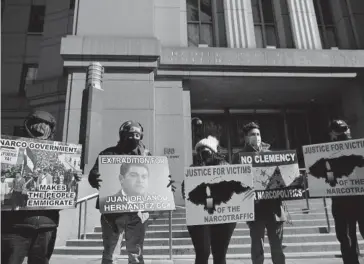  ?? FOTO: AFP ?? > Hondureños protestan durante el juicio de Geovanny Fuentes Ramírez.