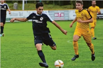  ?? Foto: Luis Bauer ?? Und rein damit: Oguzhan Halici (links) bringt mit seinem Schuss aus 25 Metern den FC Ehekirchen im Heimspiel gegen den FC Lauingen in Führung.