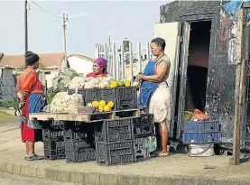  ?? Picture: Mark Andrews ?? Traders like these in the informal sector make up 40% of the food sector.