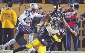  ?? STAFF PHOTO BY NANCY LANE ?? CLOSE CALL: Steelers tight end Jesse James lunges toward the goal line before losing control of the ball as he hit the ground, causing a would-be touchdown to be overturned.