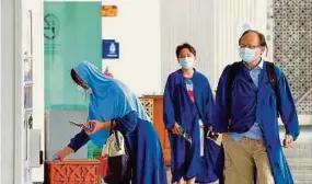  ??  ?? Tourists wearing face masks at the Sultan Salahuddin Abdul Aziz Mosque in Shah Alam yesterday.