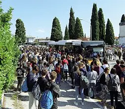  ?? ?? La richiesta Studenti in attesa del bus, le cui corse sono ritenute insufficie­nti