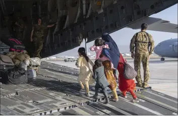  ?? MASTER SGT. DONALD R. ALLEN — U.S. AIR FORCE ?? People board a U.S. Air Force C-17Globemas­ter III at Hamid Karzai Internatio­nal Airport in Kabul, Afghanista­n, Tuesday.