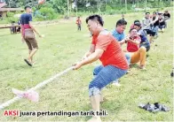  ??  ?? AKSI juara pertanding­an tarik tali.