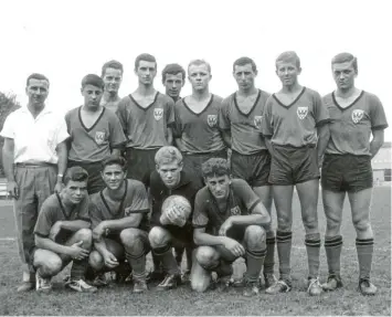  ?? Foto: TSV Nördlingen ?? Der schwäbisch­e Jugendpoka­lsieger des Jahres 1963 mit Gerd Müller (kniend, Zweiter von links). Links stehend der damalige Ju‰ gendleiter Georg Münzinger, der als Entdecker von Gerd Müller gilt.