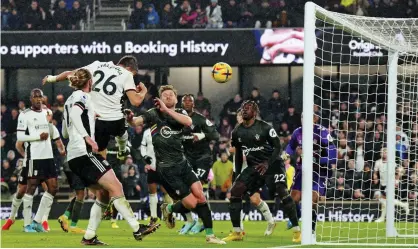  ?? REX ?? Boxing clever: Palhinha scores Fulham’s winner against Southampto­n from a corner