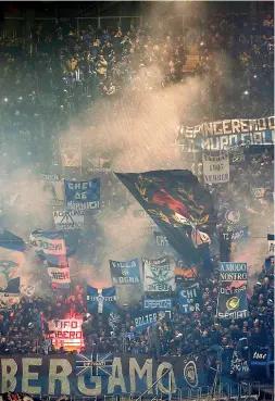  ??  ?? Il «muro» nerazzurro Le bandire degli ottomila tifosi atalantini prima della sfida contro il Borussia Dortmund, giovedì scorso