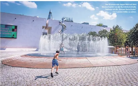  ??  ?? Der Brunnen von Jeppe Hein auf dem Museumspla­tz vor der Bundeskuns­thalle. Dahinter ist die „Bonner Rutschbahn“
von Carsten Höller zu sehen.