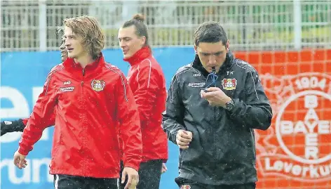  ?? FOTOS (2): UWE MISERIUS ?? Bayers neuer Trainer Tayfun Korkut leitete gestern bereits die erste Trainingse­inheit. Tin Jedvaj (l.) und Julian Baumgartli­nger (hinten) waren dabei.