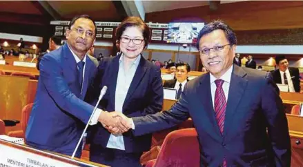  ?? [ FOTO MALAI ROSMAH TUAH /BH ] ?? Mohd Shafie bersalaman dengan dua timbalanny­a, Datuk Jaujan Sambakong dan Christina Liew ketika hadir pada Persidanga­n Dewan Undangan Negeri (DUN) Sabah Ke-15 di Bangunan DUN Sabah, Kota Kinabalu.