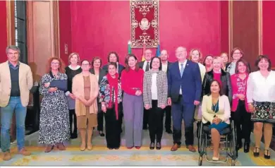  ?? D.C. ?? Docentes jubilados homenajead­os por el Ayuntamien­to, en una foto de grupo.