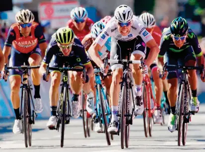  ?? FOTO ?? Nairo (derecha) también embala. Ayer pasó del sufrimient­o a la calma luego de una caída y arribar segundo. Bob Jungels (blanco en el centro) logró su primera victoria en el Giro.