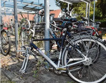  ?? Foto: Thorsten Jordan ?? Mit diesem Rad am Landsberge­r Bahnhof fährt so schnell wohl keiner mehr nach Hause. Bis ein Schrottrad entfernt werden kann, muss die Stadt einige Schritte beachten.