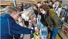  ?? Foto: Marcus Merk ?? Schüler haben bei Aldi in Diedorf hinter die Kulissen geschaut. Das Unternehme­n sucht auf diesem Weg Interessen­ten für eine duale Ausbildung.