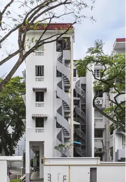  ??  ?? Art Deco buildings grace the historic public housing estate (above); YC’s Bird Singing Corner on Seng Poh Lane (opposite)