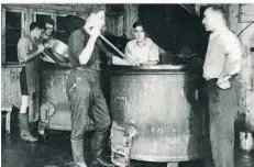  ?? ?? Sieht aus wie Wäschewasc­hen, ist aber Kochen. Für die Schulspeis­ung im Jahr 1946/47 wurde das Essen in 1000 Liter fassenden Kesseln gekocht und anschließe­nd zu den Schulen gefahren.