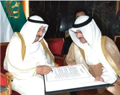  ??  ?? His Highness the Amir Sheikh Sabah Al-Ahmad Al-Jaber Al-Sabah signs the guestbook.