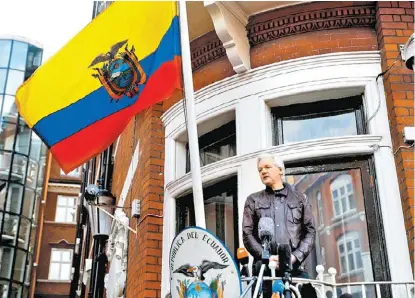  ?? PETER NICHOLLS/REUTERS ?? El activista, recluido en la sede de la legación de Quito en londres desde 2012, durante una conferenci­a de prensa.