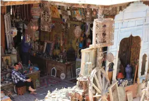  ??  ?? Plusieurs brocanteur­s ont ouvert boutique dans les souks de la Vieille Médina