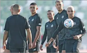  ?? (AFP) ?? Costa Rica’s goalkeeper Keylor Navas (right) takes part in a training session at the Al Ahli SC training camp on Saturday.