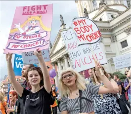  ?? (© Picture alliance / Geisler-Fotopress) ?? Über 2000 Menschen demonstrie­ren für sexuelle Selbstbest­immung und gegen den christlich-fundamenta­listischen „Marsch für das Leben“.