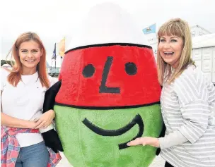  ?? ARWYN ROBERTS ?? Sophie Evans, left, and Sian Lloyd with Mr Urdd