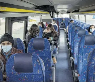  ?? Manu Mitru ?? Interior de un autocar Barcelona-Berga, con pasajeros con mascarilla­s, el viernes.