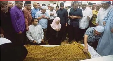  ?? PIC BY MOHD FADLI HAMZAH ?? Deputy Prime Minister Datuk Seri Dr Wan Azizah Wan Ismail performing the ‘solat jenazah’ for late Seri Setia assemblyma­n Professor Dr Shaharuddi­n Baharuddin in Kampung Limau Manis, Kajang, yesterday.