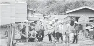  ?? ?? PROJEK KOMUNITI: Kumpulan pertama pelajar UPMKB melakukan kerja di Kampung Long Suling.