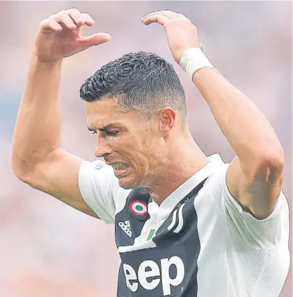  ?? AP ?? Enojado. Cristiano Ronaldo repitió esta imagen durante el partido: fastidioso y sin goles propios.