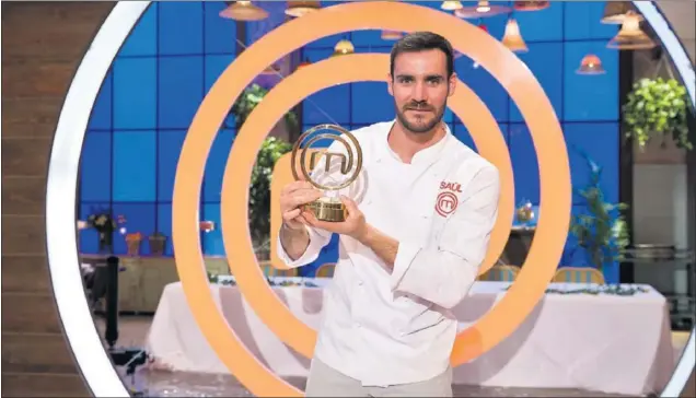  ??  ?? MAESTRO EN LA COCINA. Saúl Craviotto, con el trofeo de MasterChef Celebrity. Se ‘entrenó’ en Casa Gerardo y acabó conquistan­do al público y el jurado con sus platos.