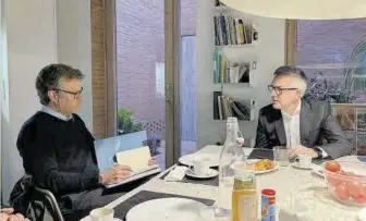  ??  ?? 09.30 H REPASO DE AGENDA
Desayunand­o con el autor de este reportaje en la cocina-comedor. Siempre aprovecha este momento para repasar la extensa agenda del día