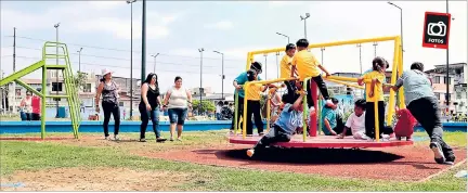  ?? MARIUXI CÁCERES / EXPRESO ?? Juegos. El área para los niños se pobló la mañana de ayer con alumnos de varias escuelas del sector. Existe mucha seguridad de por medio.