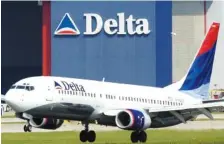  ?? AP PHOTO/DAVID KOHL ?? A Delta passenger jet lands at the Cincinnati-Northern Kentucky Internatio­nal Airport.