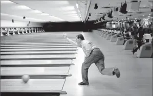  ?? By Scott Olson, Getty Images ?? Time to unwind: Republican presidenti­al candidate Rick Santorum bowls at Sabre Lanes after a campaign rally Monday in Menasha, Wis. Wisconsin holds its Republican primary today.