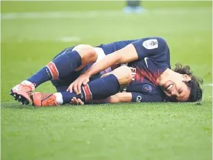  ?? — Gambar AFP ?? CEDERA RINGAN: Cavani mengerang kesakitan selepas dikasari oleh pemain Bordeaux ketika beraks pada perlawanan Ligue 1 Perancis di Stadium Parc des Princes, Paris Sabtu lepas.