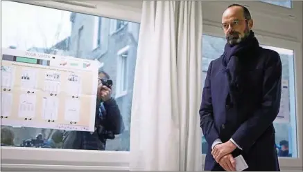  ??  ?? ##JEV#144-82-https://tinyurl.com/t9gfx2n##JEV#
Le Premier ministre, Edouard Philippe, dans un bureau de vote du Havre (Seine-Maritime), dimanche