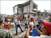  ?? GARY CORONADO / LOS ANGELES TIMES ?? Volunteers alongside the Mexican military remove rubble to begin the reconstruc­tion process where a block of homes were destroyed by the September earthquake in Jojutla, Morelos.