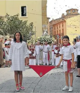  ??  ?? Bruno Jiménez e Inés García llevaron el pañuelo hasta la plaza.