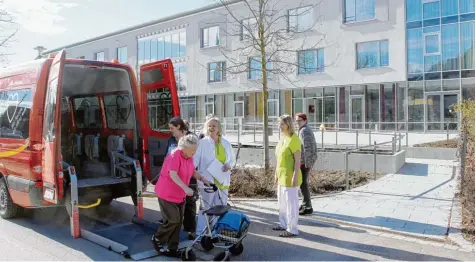  ?? Fotos: Peter Wieser ?? Umzug mit dem Flexibus: Sieben Mal legte er mit den Senioren den Weg vom Kreisalten­heim zum Stadlersti­ft zurück.