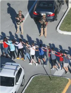  ?? |GETTY IMAGES ?? El atacante fue detenido y custodiado por la policía local.