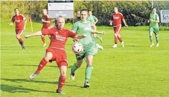  ?? FOTO: FABIAN REPETZ ?? Gina Rizzolo (vorne) und der TSV Tettnang trennen sich 4:4 vom FV Niefern.