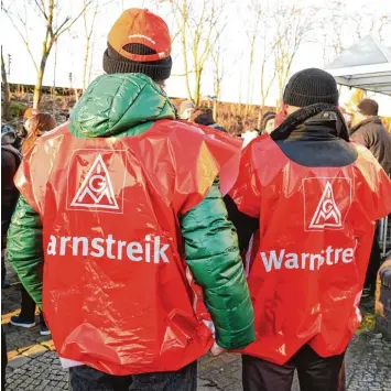  ?? Foto: Maurizio Gambani, dpa ?? Mitarbeite­r der Firma OTIS haben gestern in Berlin gestreikt. Die IG Metall will durch Warnstreik­s und Aktionen im aktuellen Ta rifkonflik­t den Druck auf die Arbeitgebe­r erhöhen.