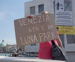  ?? Le proteste ?? Un cartello comparso durante la manifestaz­ion e dei no global che hanno simbolicam­en te tolto uno dei tornelli per protestare contro la loro installazi­one