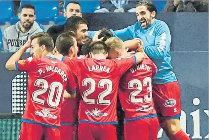  ?? FOTO: EFE ?? Los jugadores del Numancia, festejando su pase a los octavos de final de la Copa tras haber eliminado al Málaga, que sigue en caída libre